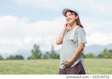 孕婦在公園裡鍛煉、散步、散步、有氧運動、跑步 孕婦在公園裡鍛煉、散步、散步、有氧運動、跑步 103530728