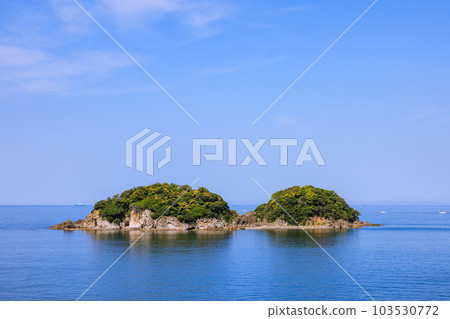 Kashima, an uninhabited island in Nanbu Bay, Minabe Town, Wakayama Prefecture Kashima, an uninhabited island in Nanbu Bay, Minabe Town, Wakayama Prefecture 103530772