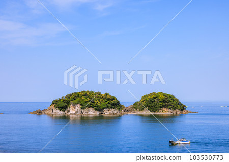 Kashima, an uninhabited island in Nanbu Bay, Minabe Town, Wakayama Prefecture Kashima, an uninhabited island in Nanbu Bay, Minabe Town, Wakayama Prefecture 103530773