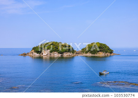 Kashima, an uninhabited island in Nanbu Bay, Minabe Town, Wakayama Prefecture Kashima, an uninhabited island in Nanbu Bay, Minabe Town, Wakayama Prefecture 103530774
