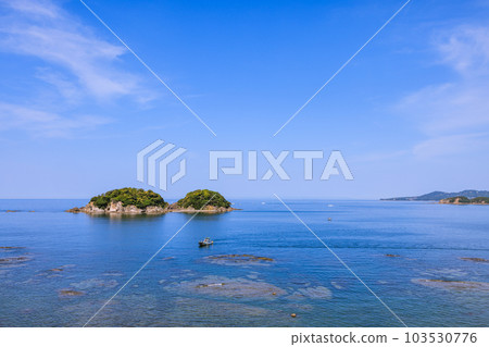 Kashima, an uninhabited island in Nanbu Bay, Minabe Town, Wakayama Prefecture Kashima, an uninhabited island in Nanbu Bay, Minabe Town, Wakayama Prefecture 103530776