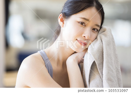 一個年輕女子在健身房擦汗 103531097