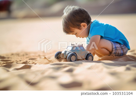 小男孩在沙盒中玩汽車玩具 小男孩在沙盒中玩汽車玩具 103531104