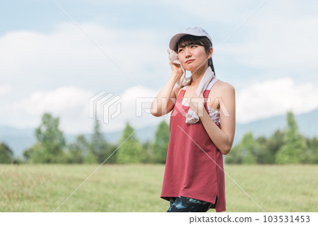 女人鍛煉、散步、散步、有氧運動、在公園跑步 女人鍛煉、散步、散步、有氧運動、在公園跑步 103531453