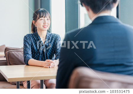 Business woman having a 1on1 meeting with her boss 103531475