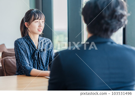 Business woman having a 1on1 meeting with her boss 103531496