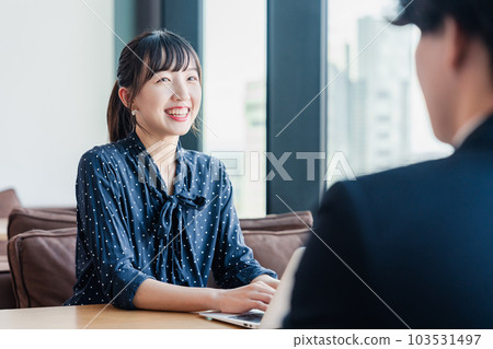 與老闆進行一對一會面的女商人 103531497
