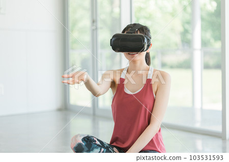 戴著 VR 護目鏡做瑜伽的女人 103531593