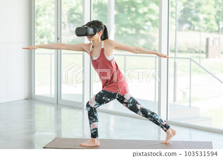 戴著 VR 護目鏡做瑜伽的女人 103531594