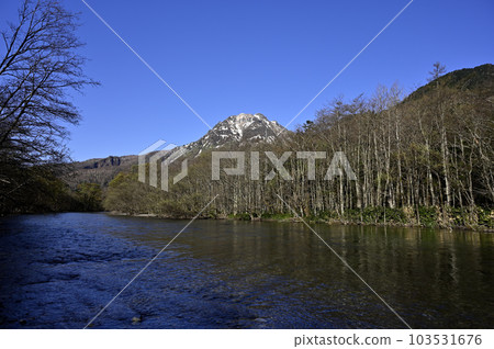 Mt. Yakedake, Kamikochi in May (shooting location: Kamikochi, left bank of Azusa River) 103531676