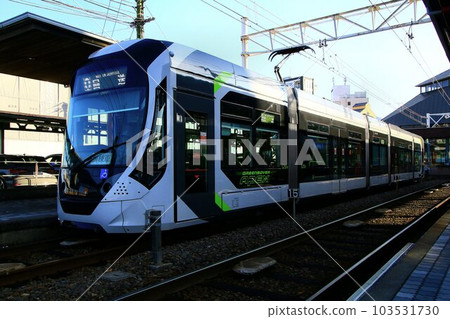 To Miyajima in Aki... [Hiroshima Electric Railway] Type 5200 Green Mover Apex, which also carries the transportation of citizens 103531730