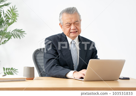 做文書工作的老人 103531833