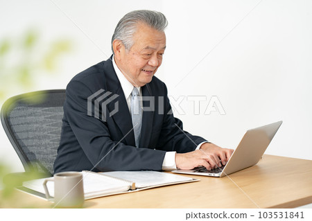 做文書工作的老人 103531841
