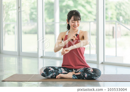 Woman doing yoga and using body mist, body lotion, cologne and spray Woman doing yoga and using body mist, body lotion, cologne and spray 103533004