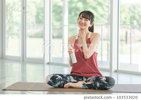 一個做瑜伽並塗身體霜、防曬霜和麵霜的女人 一個做瑜伽並塗身體霜、防曬霜和麵霜的女人 103533020