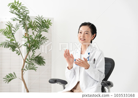 Woman in white coat Medical interview Conversation 103533168