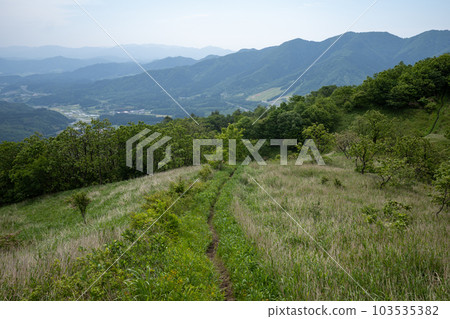 日本岡山縣與鳥取縣交界處的三平山美景 日本岡山縣與鳥取縣交界處的三平山美景 103535382
