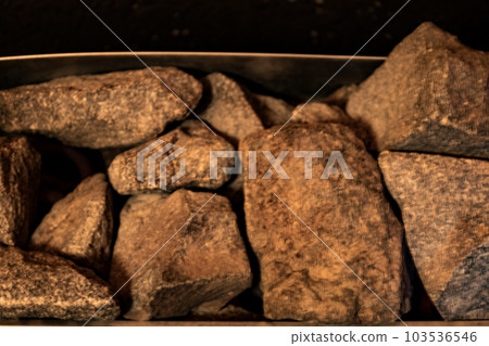 在時尚的私人幹桑拿(東京)的桑拿房中加熱的岩石、石頭和熱石的特寫 在時尚的私人幹桑拿(東京)的桑拿房中加熱的岩石、石頭和熱石的特寫 103536546