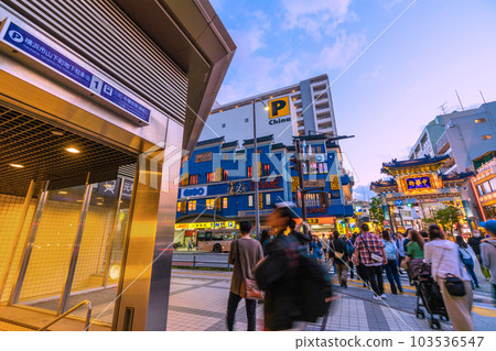 日本橫濱城市景觀自過渡到 5 型以來超過 3 週......元町/唐人街入口和朝陽門......更多人沒有 ma = 6 月 3 日 103536547