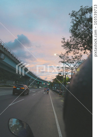 在馬路上騎機車,主觀視角,黃昏 103539713