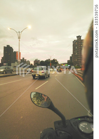 在馬路上騎機車,主觀視角,黃昏 103539716