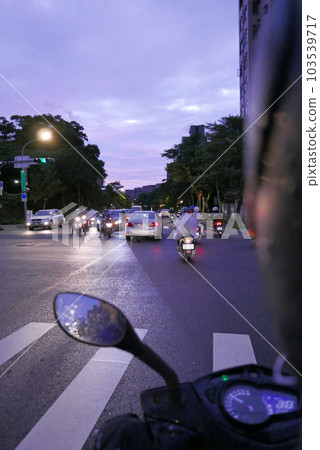 在馬路上騎機車,主觀視角,黃昏 103539717