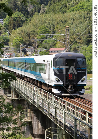 The only railway bridge in Japan!? The Kusatsu Shima limited express train passes over the Daiichi Azuma River Bridge (Gunma Prefecture) with a footpath 103540595