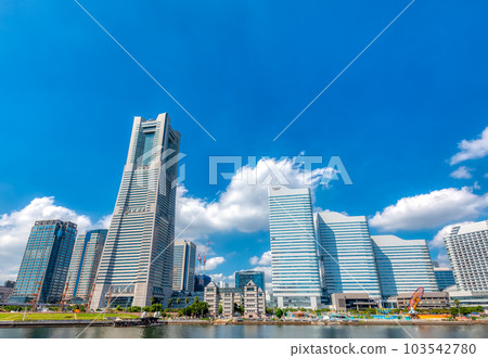 橫濱港未來地標塔、皇后廣場和橫濱宇宙世界的城市景觀 103542780