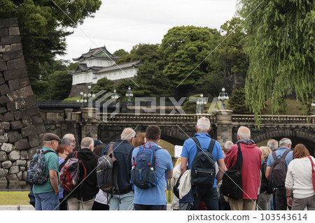 參觀故宮二重橋的外國遊客 參觀故宮二重橋的外國遊客 103543614