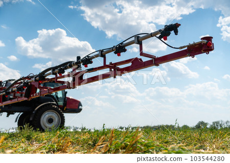 Machine for spraying pesticides and herbicides on the field Machine for spraying pesticides and herbicides on the field 103544280