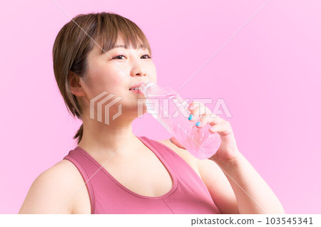 豐滿的年輕女性加上尺寸模型補液的圖像 103545341