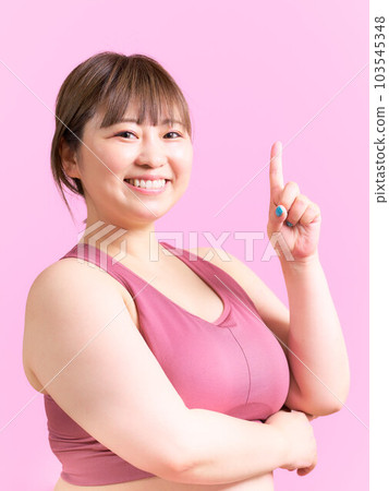 穿著運動服的大碼模特肖像 103545348