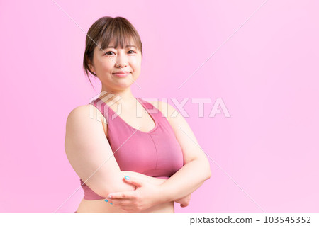 Portrait of plus size model in sportswear 103545352