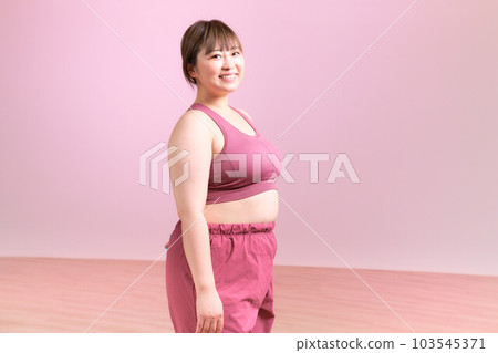 Portrait of plus size model in sportswear 103545371