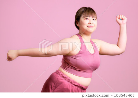 穿著運動服的大碼模特肖像 103545405
