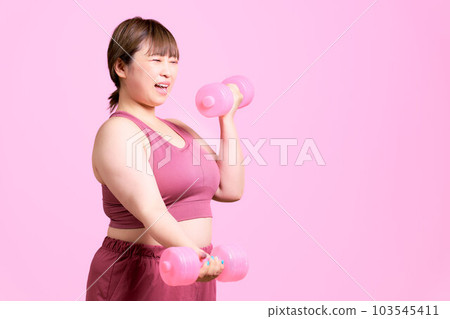 穿著運動服訓練的年輕女子加上尺寸模型肖像 103545411