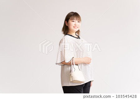 胖乎乎的年輕女子商務休閒 103545428