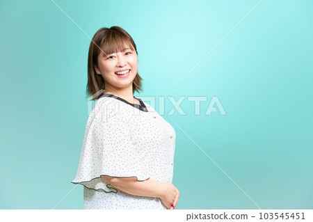 胖乎乎的年輕女性商務休閒大碼模特 103545451