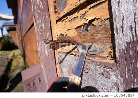 Peel off the paint on the outer wall of the house 04 Peel off the paint on the outer wall of the house 04 103545884