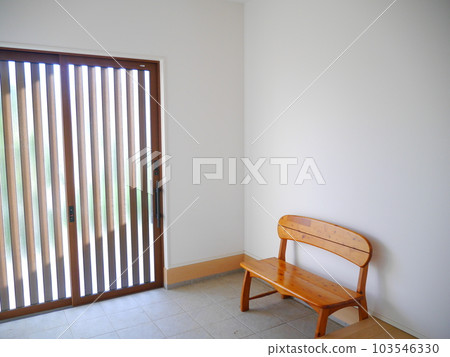 格子門和長凳 103546330