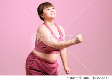 穿著運動服訓練的年輕女子加上尺寸模型肖像 穿著運動服訓練的年輕女子加上尺寸模型肖像 103546412