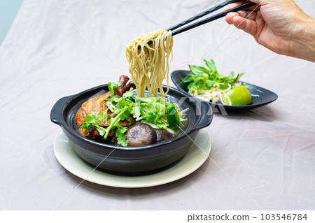 右手拿著雞肉麵,一道經典的越南菜 水平照片 右手拿著雞肉麵,一道經典的越南菜 水平照片 103546784