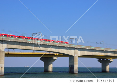 穿過新特麗亞橋的名鐵列車 穿過新特麗亞橋的名鐵列車 103547191