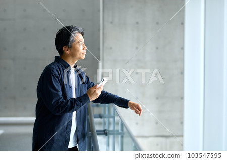 在辦公室操作智能手機的商務休閒男工程師 在辦公室操作智能手機的商務休閒男工程師 103547595