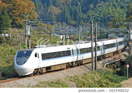 北陸本線 Isurugi-Kurikara JR West 681 系列 W01 + W11 編隊（金澤）白鷹 103548032