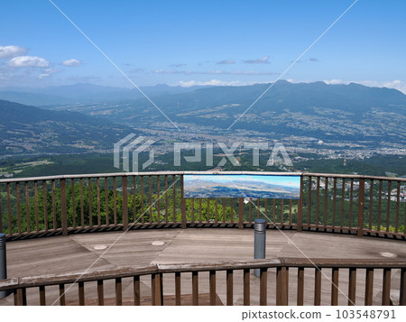 從心跳甲板看到的伊香保溫泉上野山公園澀川市和赤城山 從心跳甲板看到的伊香保溫泉上野山公園澀川市和赤城山 103548791