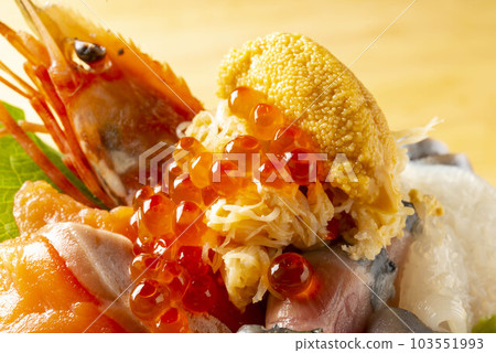 美味的海膽蝦海鮮蓋飯 103551993