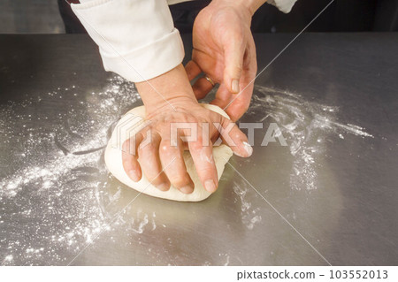 製作麵團的場景。 製作麵團的場景。 103552013