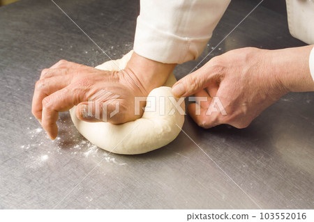 製作麵團的場景。 103552016