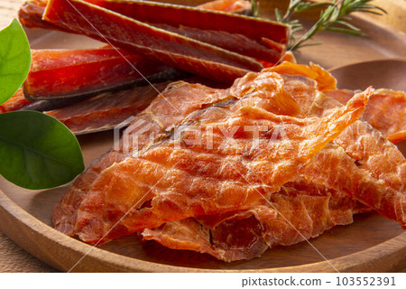delicious smoked salmon 103552391